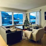 Romslig Kystperle Med Sjel I Skulsfjord Tromso